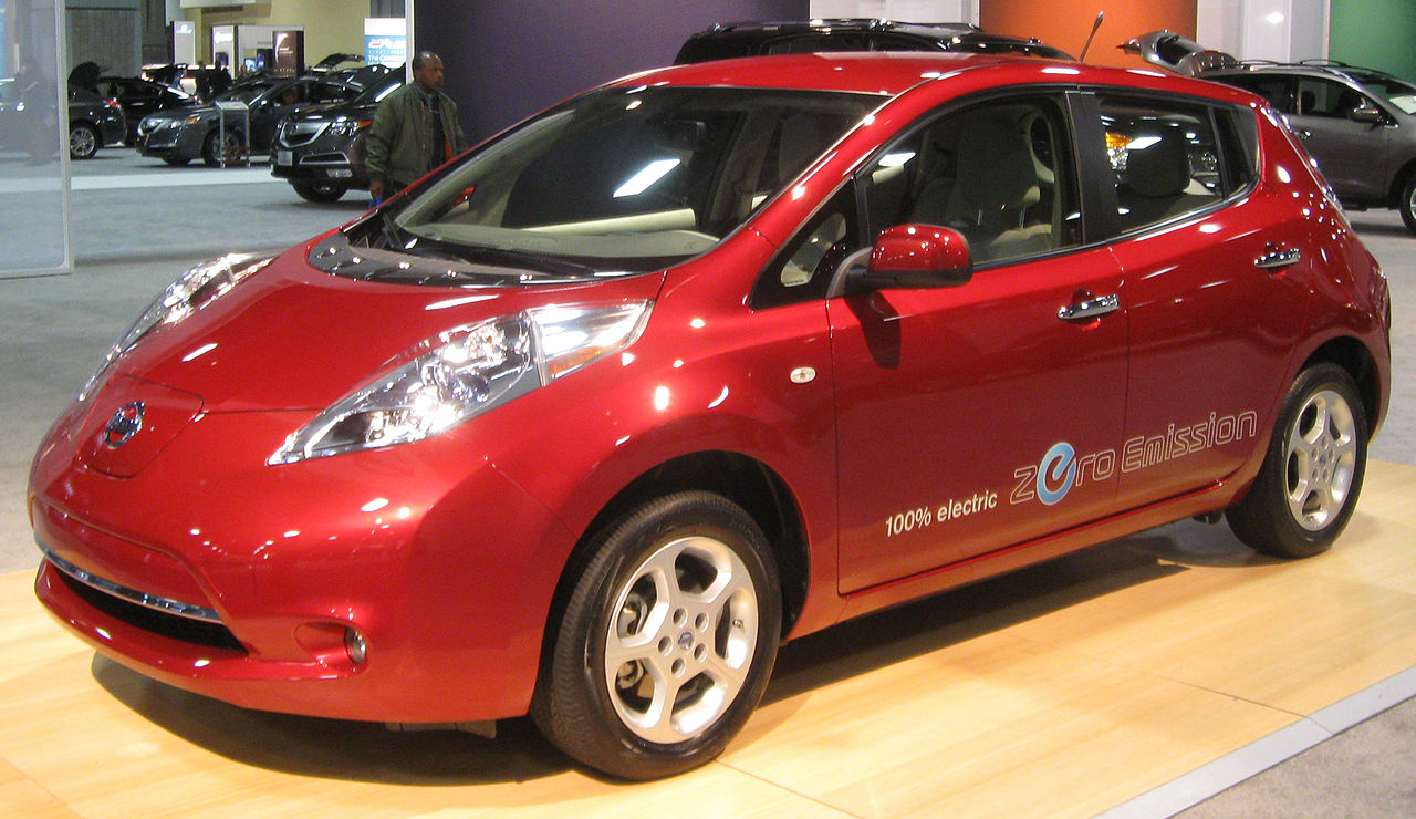 Elektromobil Nissan Leaf: https://commons.wikimedia.org/wiki/Category:Nissan_Leaf?uselang=cs#/media/File:2011_Nissan_Leaf_--_2011_DC.jpg