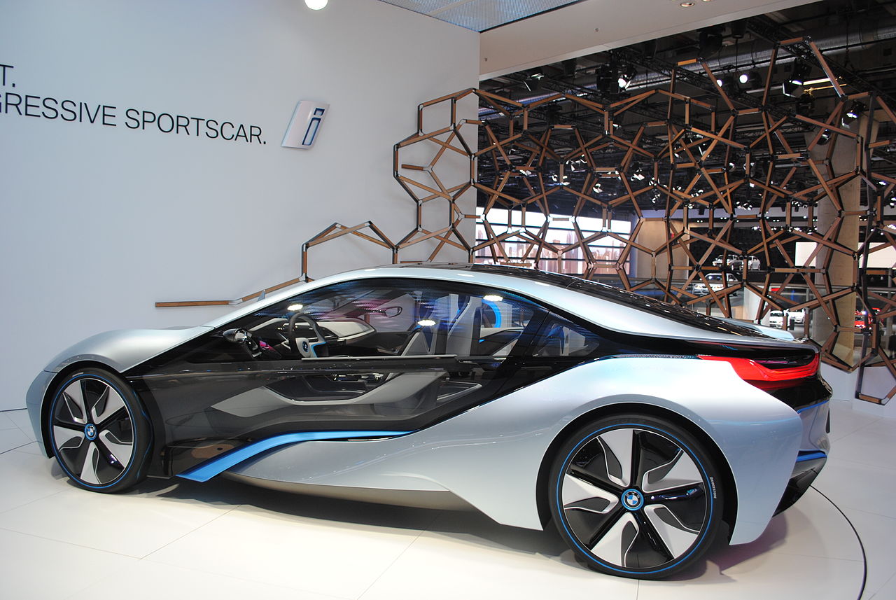 Koncept BMW i8, Frankfurt, 2011: https://commons.wikimedia.org/wiki/Category:BMW_i8_Concept?uselang=cs#/media/File:Frankfurt_BMW_i8_at_the_Motor_Show_2011_(6143059349).jpg